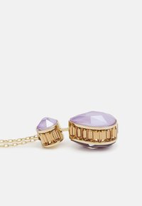 Paarse edelstenen hanger ketting met een grotere peervormige steen en een kleinere ronde steen, gezet in goudkleurig metaal met rechthoekige accenten.