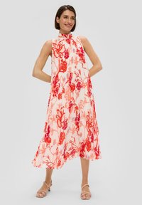 Robe midi à imprimé floral en tissu léger avec des fleurs rouges et violettes sur un fond rose pâle, au col haut et sans manches.