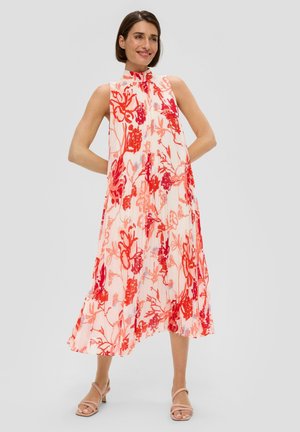 Midi-Kleid mit Blumenmuster aus leichtem Stoff, mit roten und lila Blumen auf einem hellrosa Hintergrund, hochgeschlossen und ärmellos.