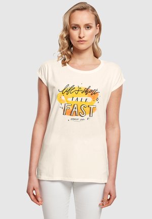 Cremfarbener Baumwoll-T-Shirt mit kurzen, umgeschlagenen Ärmeln, das einen Grafikdruck in Schwarz und Orange zeigt, der "Das Leben ist kurz, sprich SCHNELL" liest.