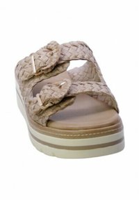 Sandalo platform in beige intrecciato con due fibbie regolabili, punta arrotondata e suola a strati bianca e marrone. Tessuto morbido in tutto il design.