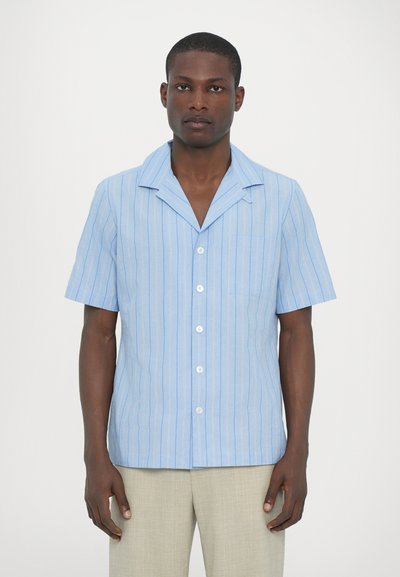 Camisa de manga corta de color azul claro con rayas verticales en blanco y azul claro, cuello con muesca y bolsillo en el pecho; fabricada con una tela suave.