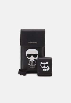 Schwarze Leder-Umhängetasche und kleines Portemonnaie mit Comic-Gesichtern mit Sonnenbrillen, beschriftet mit Karl Lagerfeld.