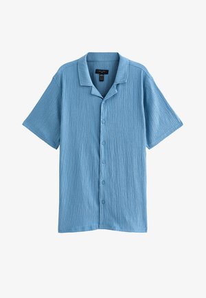 Hellblaues kurzärmliges Hemd mit Knopfleiste, strukturiertem Stoff und klassischem Kragen, flach auf weißem Hintergrund ausgelegt.