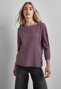 Langsleeve top in een paars en witte gestreepte patroon, met een bootnek en zijsplitsingen, gemaakt van een textuurstof.
