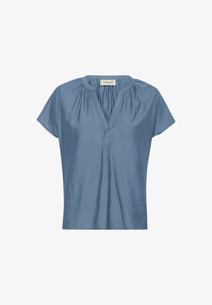 Mėlyna trumpomis rankovėmis bluzonė su V formos iškirpte, raukšlėtėmis pečių srityje ir lygiu, šiek tiek blizgiu paviršiumi.