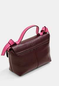 Burgundin värinen nahkalaukku, jossa on vaaleanpunaisia yksityiskohtia, suorakulmainen muoto, ylhäältä kantohihna, jossa on nauhat, ja etupuolella hienovaraisesti painettu logo.