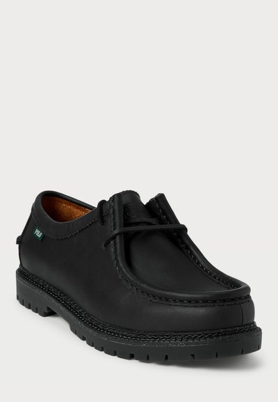 Schwarze Lederschuhe mit runder Zehe, gesteppten Details und einer strukturierten Gummisohle. Verfügen über eine einfache Schnürung und ein Logoetikett.