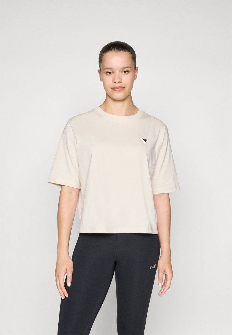 Lichtbeige korte mouwen t-shirt van zachte stof, met een ronde halslijn en een klein driehoekig logo op de linkerborst.