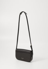Borsa a tracolla rettangolare nera realizzata in pelle liscia con logo dorato, dotata di una sottile tracolla regolabile e chiusura a pattina.
