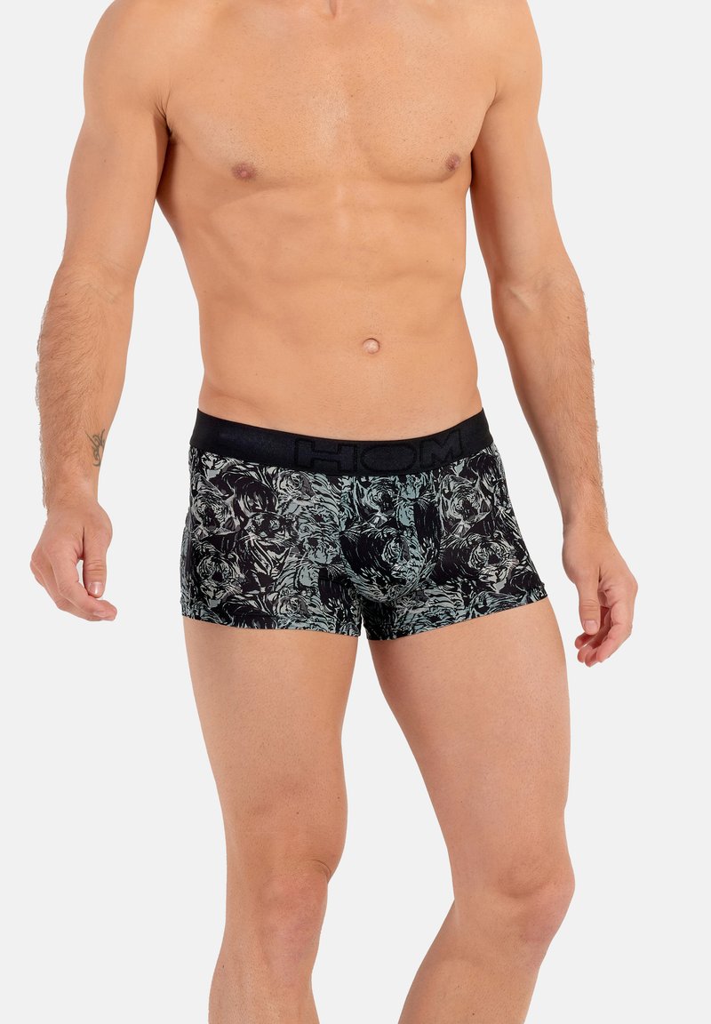 Pánské boxerky s černým a modrým květinovým vzorem, s širokým černým pasem se znakem "HOM", vyrobené z měkké a elastické tkaniny.