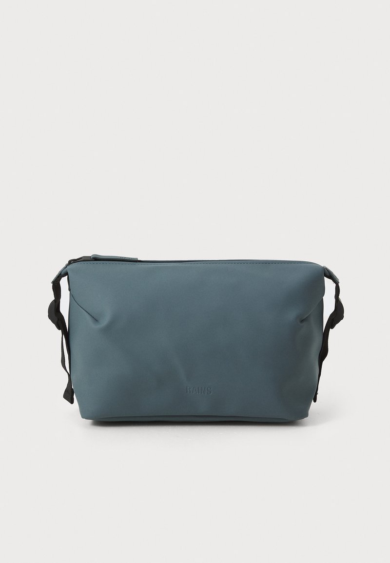 Pouch impermeabile blu realizzato in materiale morbido, dotato di chiusura con zip superiore, spallacci neri regolabili e logo in rilievo sul davanti.