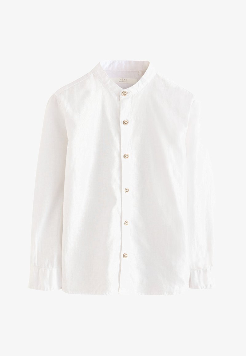 Chemise blanche à manches longues avec col mandarin et six boutons sur le devant, présentée sur un fond blanc uni.
