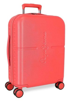 Maleta rígida de color coral rojo brillante con cuatro ruedas dobles giratorias y asa telescópica, con el logo en relieve de "Pepe Jeans".
