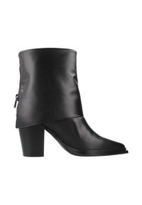 Botín negro de cuero hasta el tobillo con punta cónica, tacón cuadrado y cremallera lateral. Textura suave y diseño elegante con costuras mínimas.