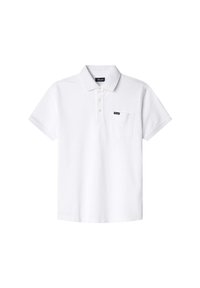 Polo blanc à manches courtes avec col, patte de boutonnage à trois boutons, poche poitrine et petite étiquette de marque noire sur la poche et à l'intérieur du col.