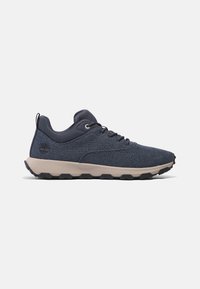 Navy-Mesh-Sneaker mit strukturiertem Finish, ausgestattet mit beigen Gummisohlen und schwarzen Akzentnoppen. Schnürdesign mit einer Zuglasche hinten.