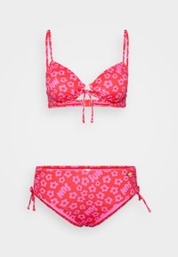 Piros bikini szett virágos és szöveges mintával rózsaszínben. A melltartó állítható pántokkal és megkötős elejével rendelkezik, míg a bugyi zsinóros oldalakkal van ellátva.