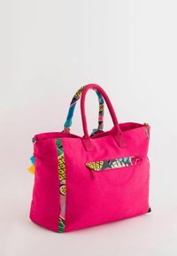 Bolso tote rosa con acentos de tela estampada y correas para el hombro. Presenta un bolsillo frontal con un diseño decorativo y una superficie texturizada.