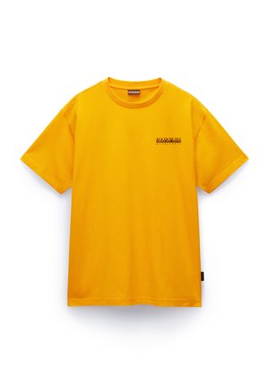 T-shirt giallo a maniche corte in cotone, con collo rotondo e un logo stampato in nero sulla parte sinistra del petto.