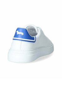 Sneaker bianco in pelle liscia, dettaglio blu sul tallone con silhouette di cane e suola in gomma texturizzata. Design elegante e minimalista.