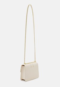 Borsa a mano in pelle beige con un design strutturato, dotata di una tracolla in catena dorata e due cuciture superiori sulla patta, minimalista con una texture liscia.