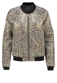 Kurtka typu bomber z metalicznym wzorem łusek w kolorach złotym, srebrnym i różowym. Posiada czarne ściągacze na mankietach i dole oraz przedni zamek błyskawiczny.