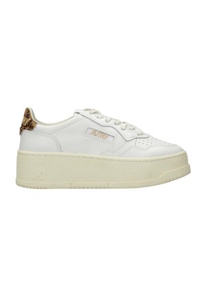 Sneaker bianca bassa con plateau e suola crema, chiusura frontale con lacci, dettagli cuciti e accento con stampa leopardata sul tallone.