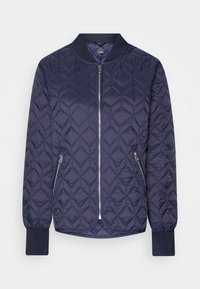 Giacca bomber trapuntata blu navy con colletto rotondo, chiusura con zip e tasche laterali; presenta polsini a coste e un motivo a rombi su tutta la superficie.