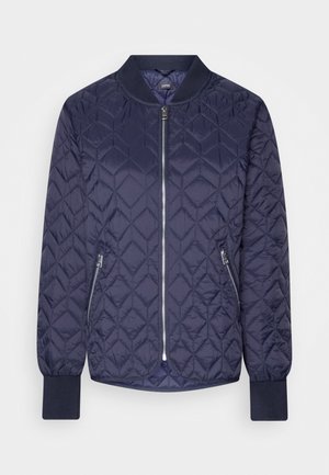 Veste bomber matelassée navy avec un col rond, une fermeture éclair et des poches latérales ; dotée de poignets côtelés et d'un motif en losanges sur l'ensemble.