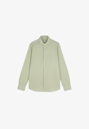 Camisa de manga larga color verde claro con botones, cuello y puños, mostrada extendida sobre un fondo blanco.