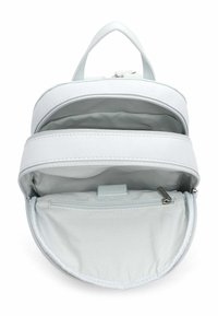 Valge ümarate kujunditega seljakott, millel on lukuga sulgemine ja välitasku. Sile sünteetiline materjal ning pehme kangast sisemus.