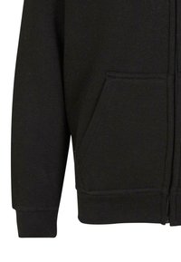 Sudadera con cremallera en color negro, fabricada en un tejido suave, con un bolsillo frontal, puños y dobladillo acanalados, con una textura suave y un diseño minimalista.