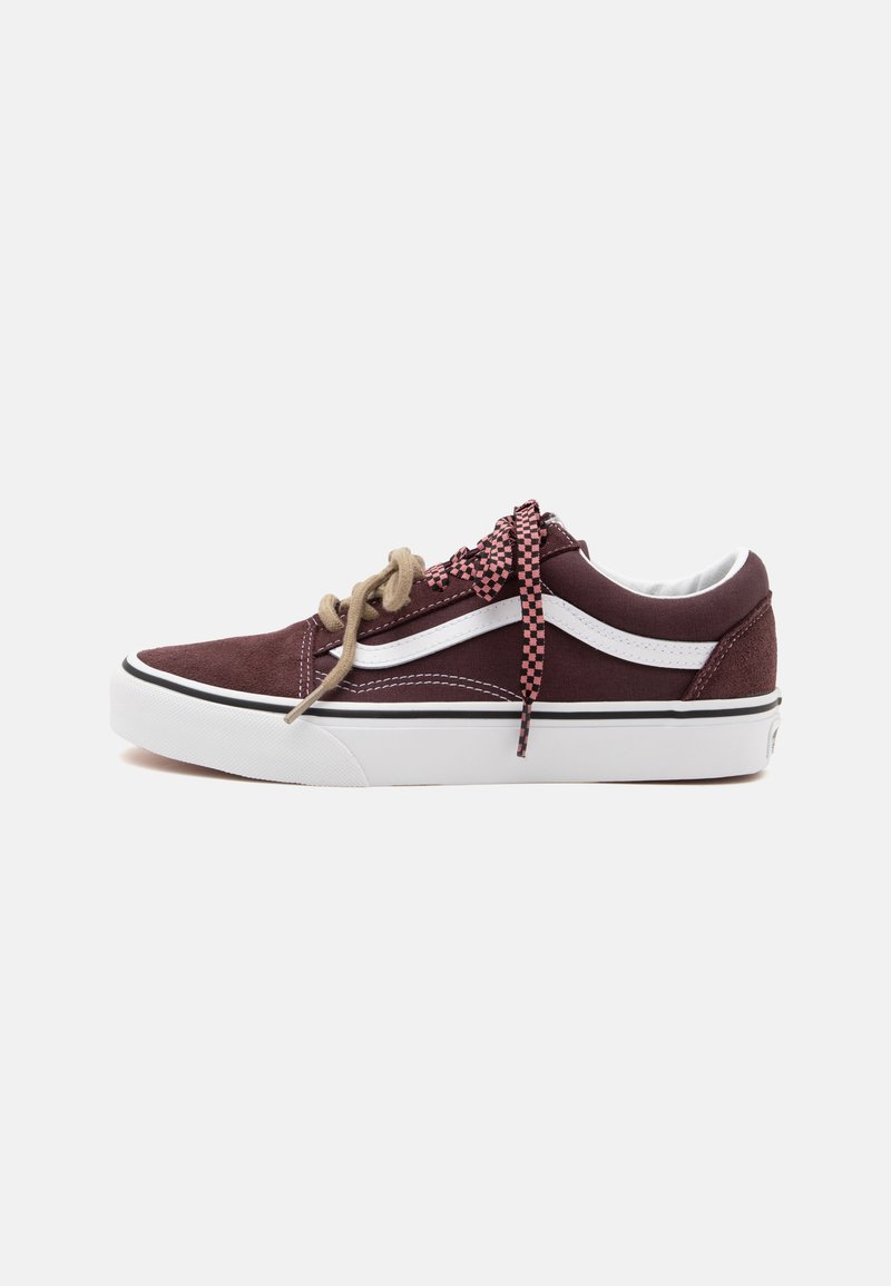 Baskets basses bordeaux avec semelle blanche, bande blanche, lacet beige et un lacet supplémentaire à carreaux rose et noir sur fond uni.