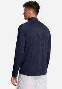Langsleeve, marineblauwe sportshirt met een textuur en gestreept patroon, hoge kraag en een getailleerd ontwerp, geschikt voor actieve kleding.