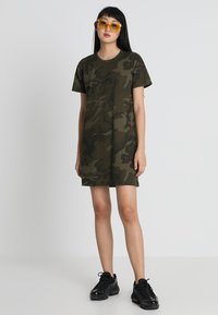 Urban Classics LADIES CAMO TEE DRESS - Sukienka z dżerseju