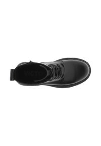 Botín de cuero negro hasta el tobillo con punta redondeada, parte delantera con cordones y suela de goma texturizada. Cuenta con una tira en la parte trasera para facilitar su uso.