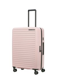 Hartschalenkoffer in Pink mit strukturierten vertikalen Streifen, einem ausziehbaren schwarzen Griff und vier schwarzen Rädern für Mobilität.
