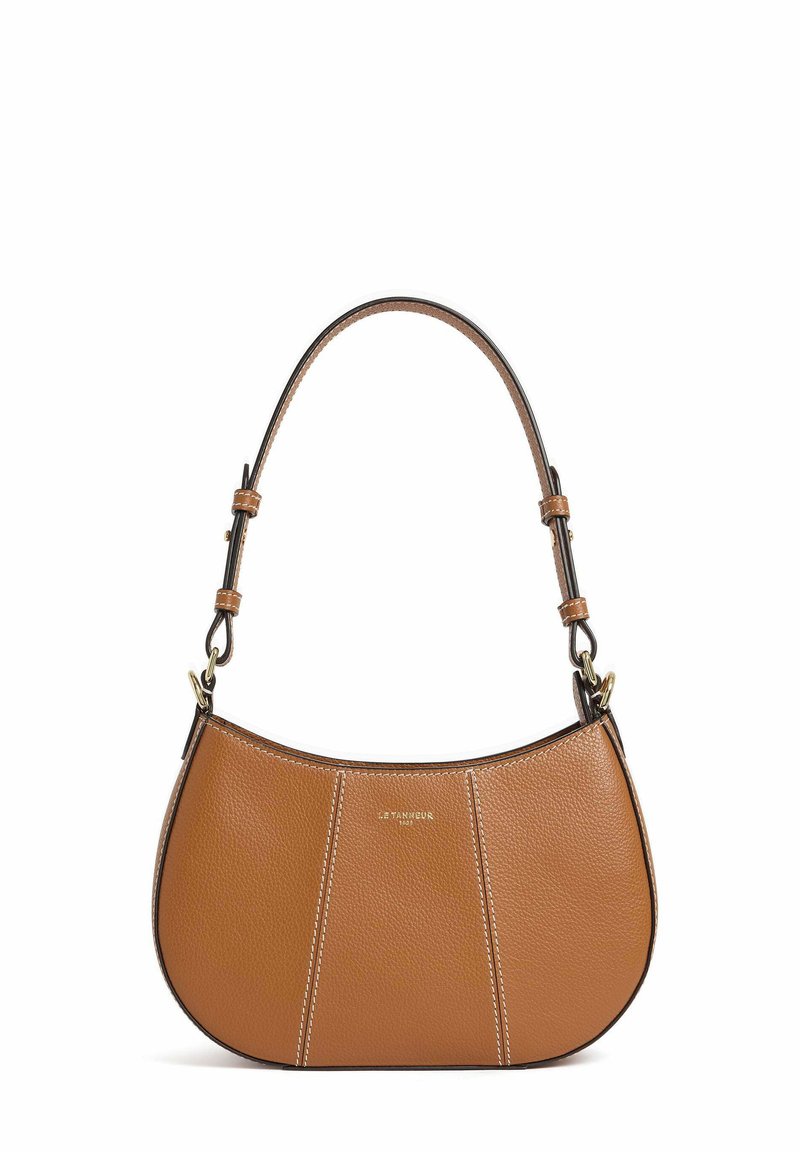 Borsa in pelle marrone con una forma curva, cuciture a contrasto e un manico corto con accenti in hardware dorato.