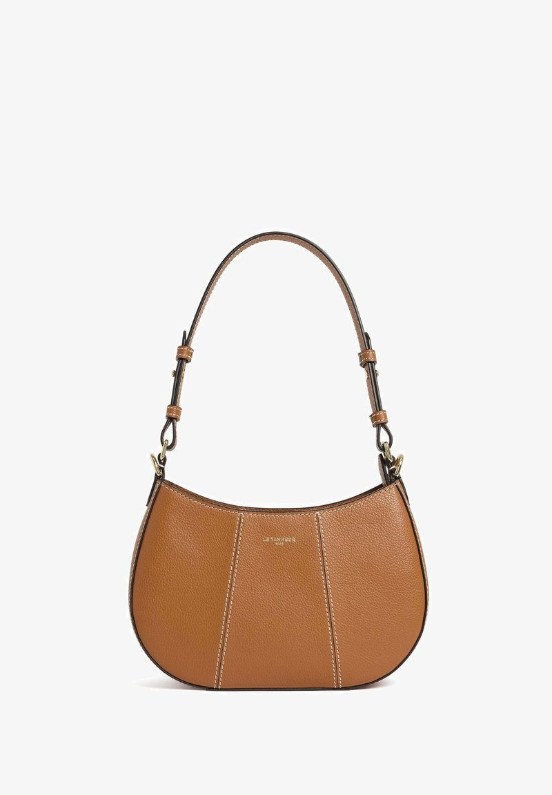 Borsa in pelle marrone con una forma curva, cuciture a contrasto e un manico corto con accenti in hardware dorato.