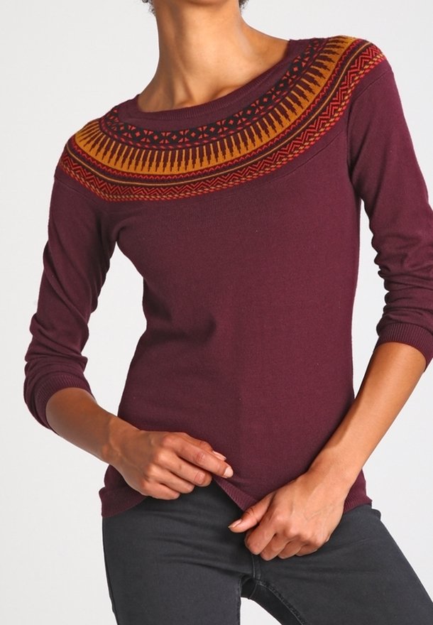 Pull bordeaux avec un yoke tricoté texturé et coloré présentant des motifs géométriques ; manches longues et large encolure.