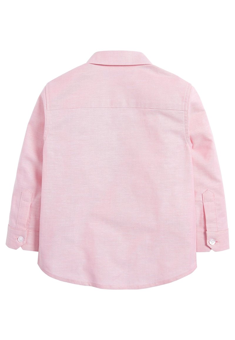 Vue arrière d'une chemise rose à manches longues avec col et poignets boutonnés, présentée sur fond blanc.