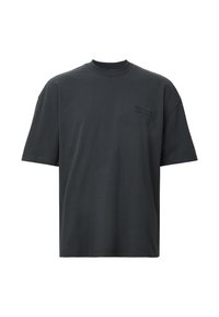 Sort bomulds t-shirt med rund halsudskæring, korte ærmer og prægede logo detaljer på forsiden. Glat tekstur og afslappet pasform.