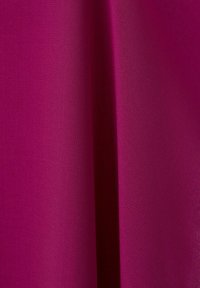 Tmavě purpurová látka s hladkou texturou a jemnými svislými záhyby vytvářejícími variace světla a stínu.