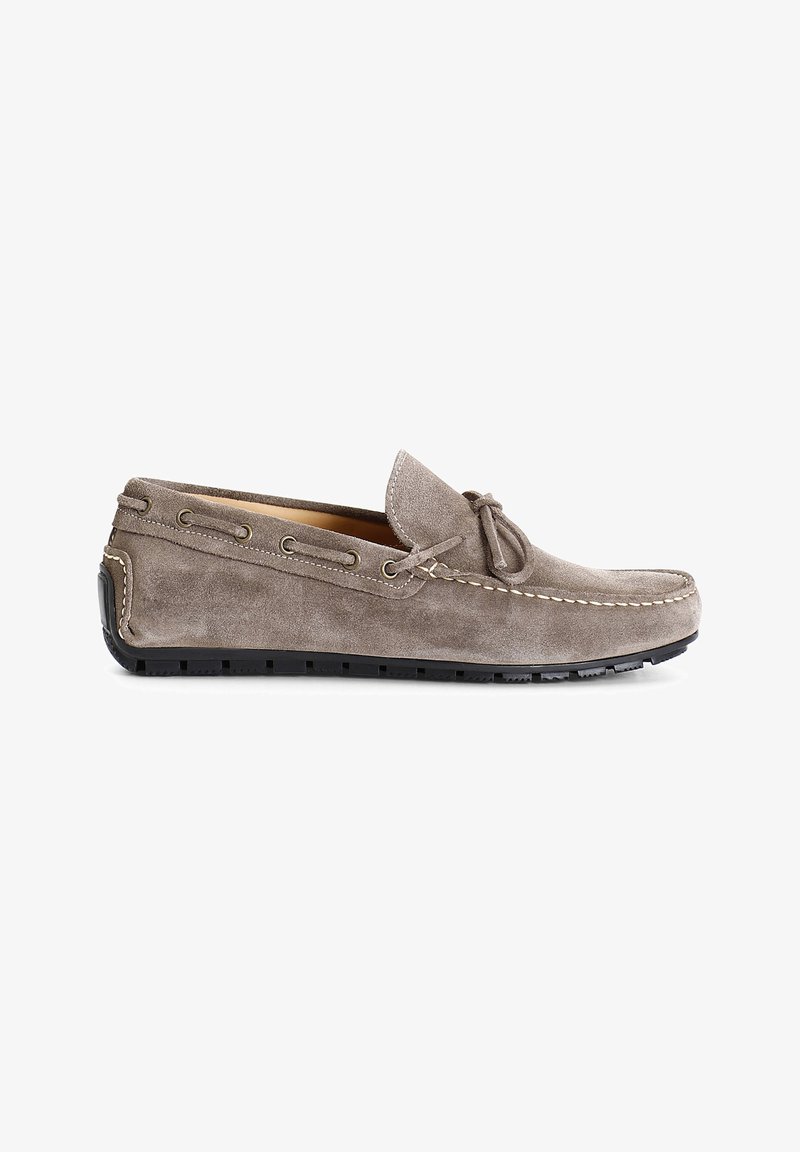 Loafers din suede gri au o vârf rotund, accente din piele, șireturi pe lateral și o cusătură albă contrastantă pe o talpă din cauciuc texturat negru.