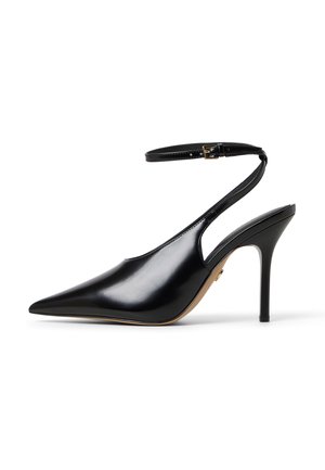 Scarpa nera in pelle con tacco alto a punta, cinturino alla caviglia e finitura lucida. Presenta un tacco sottile di 10 cm e un sottile accento dorato.