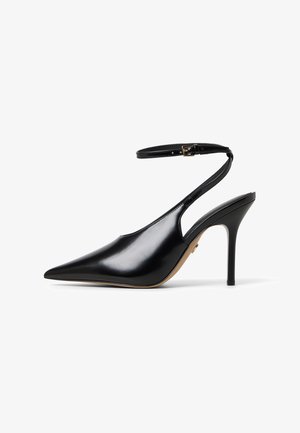 Czarna skórzana szpilka z wąskim noskiem, paskiem wokół kostki i błyszczącym wykończeniem. Posiada smukły, 10-centymetrowy obcas i subtelną złotą akcentację.