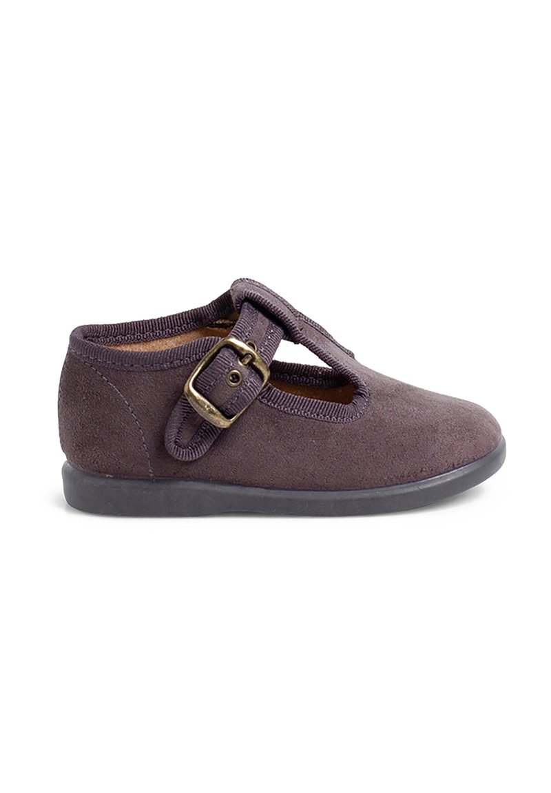 Zapato de ante púrpura con puntera redonda, un corte en la parte delantera y una correa decorativa con hebilla a lo largo del empeine. Suela de goma.