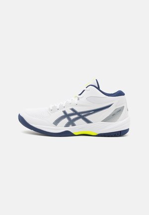 Scarpa sportiva bianca con sovrapposizioni in rete e sintetico, dettagli in blu navy e un tacchetto giallo. Presenta una suola a motivo e un sistema di allacciatura.