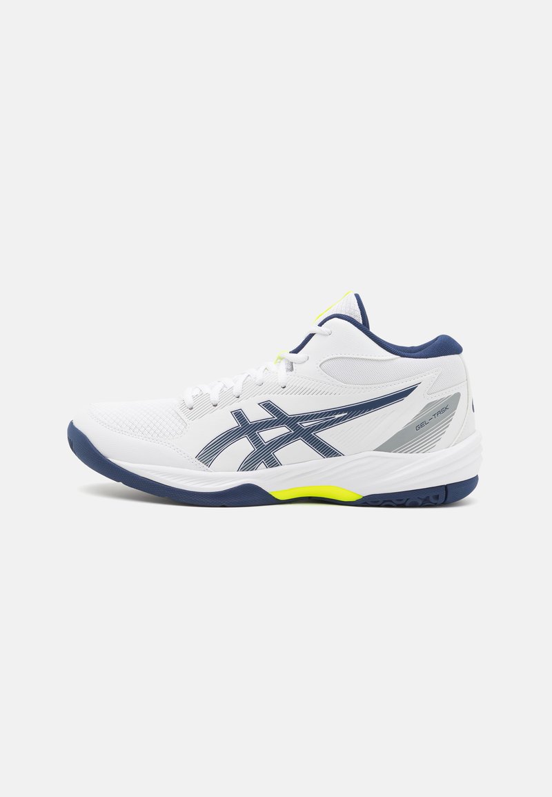 Shoe atlético branco com sobreposições de malha e sintético, detalhes em azul marinho e um detalhe amarelo na parte traseira. Apresenta uma sola estampada e sistema de amarrar.